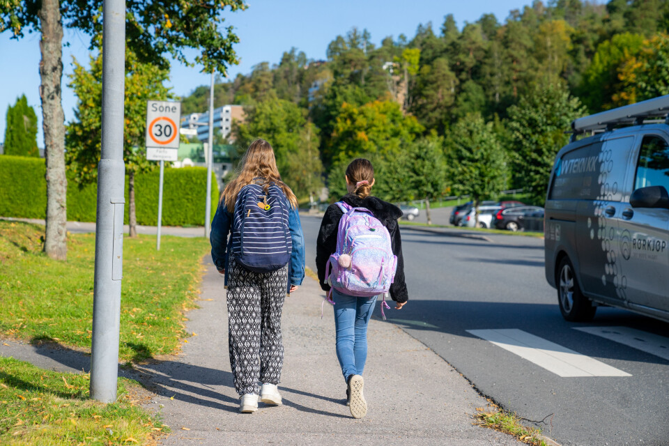 Hver morgen tar over 600.000 elever med seg sekk eller bag og kommer seg til skolen. Hver morgen tar over 600.000 elever med seg sekk eller bag og kommer seg til skolen.