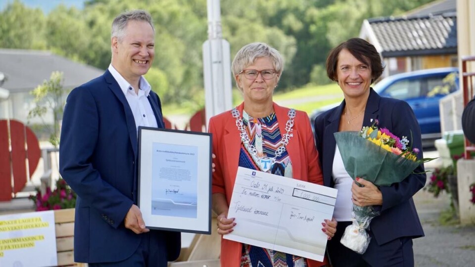 Samferdselsminister Jon-Ivar Nygård overrekker prisen Årets trafikksikkerhetskommune 2023 til ordfører Helene Berg Nilsen og assisterende kommunedirektør Grete Jacobsen. Samferdselsminister Jon-Ivar Nygård overrekker prisen Årets trafikksikkerhetskommune 2023 til ordfører Helene Berg Nilsen og assisterende kommunedirektør Grete Jacobsen.