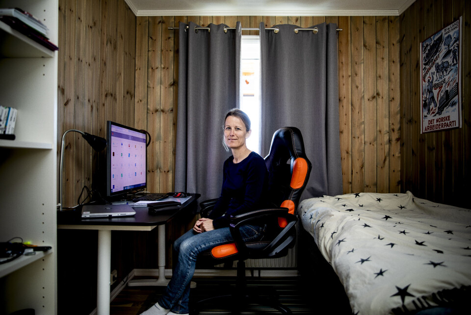 I en fersk måling svarer 43 prosent av de spurte at de har hatt hjemmekontor den siste måneden. 64 prosent svarer ønsker å ha like mye hjemmekontor fremover som de har nå. På bildet ser vi Mari Vamraak, ansatt i Nav, på hjemmekontoret under koronaen i april 2020. I en fersk måling svarer 43 prosent av de spurte at de har hatt hjemmekontor den siste måneden. 64 prosent svarer ønsker å ha like mye hjemmekontor fremover som de har nå. På bildet ser vi Mari Vamraak, ansatt i Nav, på hjemmekontoret under koronaen i april 2020.