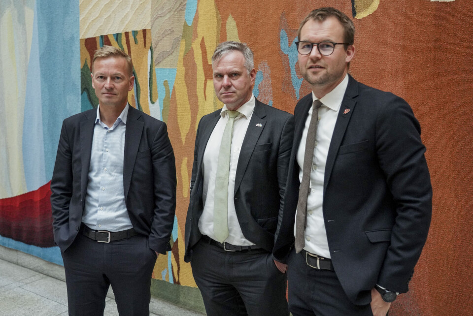 Høyres Helge Orten (t.v.), Venstres Alfred Bjørlo (i midten) og KrFs Kjell Ingolf Ropstad møter pressen i Stortingets vandrehall i forbindelse med bruddet i forhandlingene om havbruksskatten. Høyres Helge Orten (t.v.), Venstres Alfred Bjørlo (i midten) og KrFs Kjell Ingolf Ropstad møter pressen i Stortingets vandrehall i forbindelse med bruddet i forhandlingene om havbruksskatten.