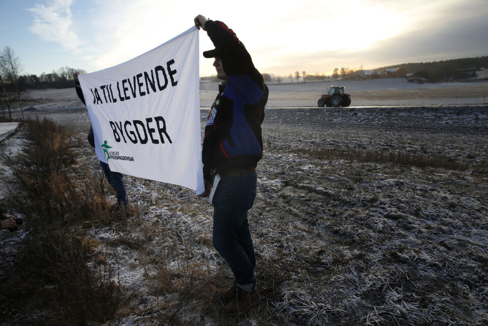 Da daværende landbruks- og matminister Sylvi Listhaug (Frp) var på befaring på Delijordet i Vestby i 2013, ble hun møtt av demonstranter. Da daværende landbruks- og matminister Sylvi Listhaug (Frp) var på befaring på Delijordet i Vestby i 2013, ble hun møtt av demonstranter.