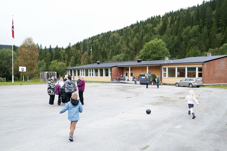Distriktsskolene har større utfordringer med å rekruttere lærere enn de som ligger sentralt til, men enda viktigere er skolestørrelsen, ifølge ny rapport. Distriktsskolene har større utfordringer med å rekruttere lærere enn de som ligger sentralt til, men enda viktigere er skolestørrelsen, ifølge ny rapport.