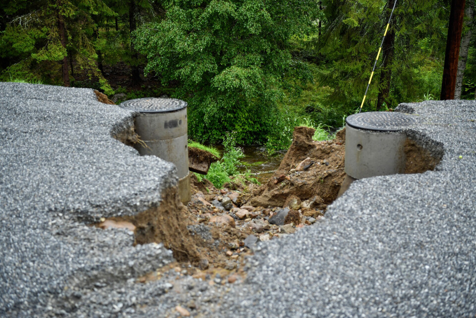 Veien inn til en eiendom har blitt ødelagt av regnværet ved Vestre Hurdalsveg mot Hurdal under ekstremværet Hans som har blitt kategorisert som rødt farevarsel i Sør- øst Norge. Veien inn til en eiendom har blitt ødelagt av regnværet ved Vestre Hurdalsveg mot Hurdal under ekstremværet Hans som har blitt kategorisert som rødt farevarsel i Sør- øst Norge.