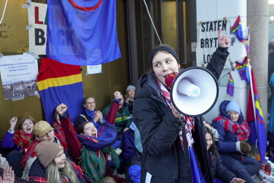 Aksjonister blokkerer inngangen til regjeringskontorene i Akersgata. Her er Ella Marie Hætta Isaksen sammen med aksjonister fra Natur og ungdom og Norske Samers Riksforbund Nuorat. Aksjonister blokkerer inngangen til regjeringskontorene i Akersgata. Her er Ella Marie Hætta Isaksen sammen med aksjonister fra Natur og ungdom og Norske Samers Riksforbund Nuorat.