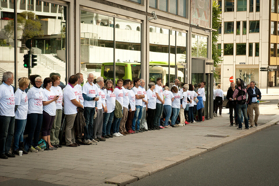 Streikende lærere tok oppstilling rundt Kommunenes Hus tirsdag da det var hovedstyremøte i KS. Foto: Terje Lien Streikende lærere tok oppstilling rundt Kommunenes Hus tirsdag da det var hovedstyremøte i KS. Foto: Terje Lien