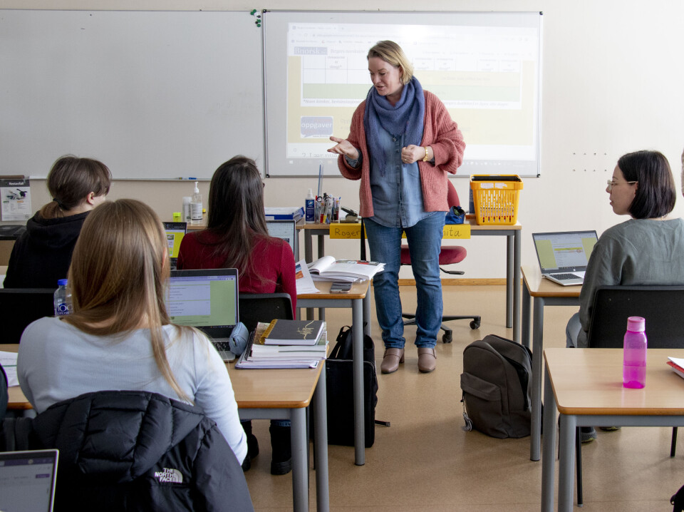 Lier er blant kommunene som har bosatt flere flyktninger i løpet av året. Her besøker rektor Joran Seck Stiansen ved voksenopplæringen i Lier en av klassene som lærer seg norsk. Lier er blant kommunene som har bosatt flere flyktninger i løpet av året. Her besøker rektor Joran Seck Stiansen ved voksenopplæringen i Lier en av klassene som lærer seg norsk.