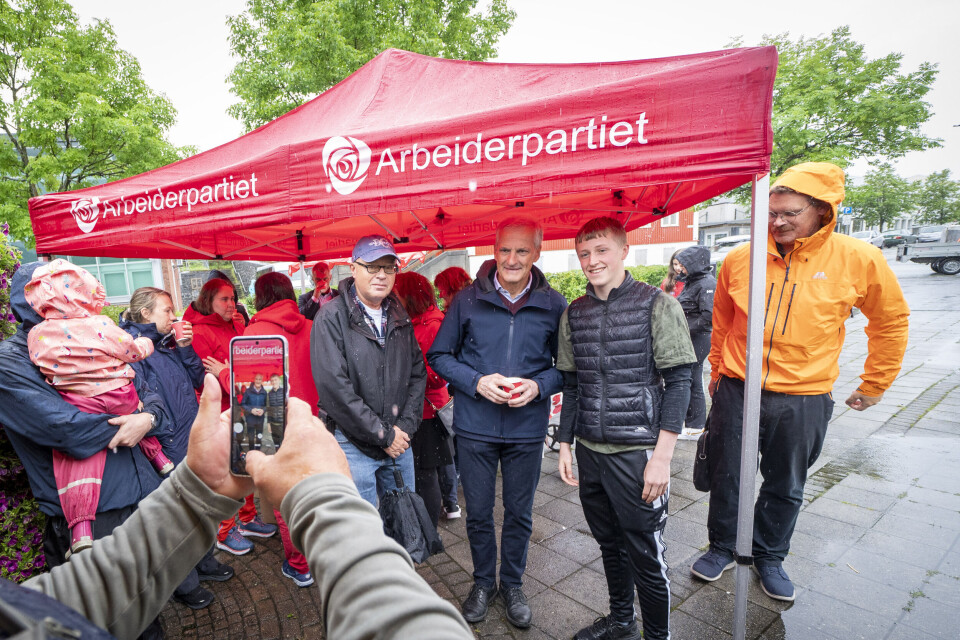 Statsminister Jonas Gahr Støre besøker Arbeiderpartiets stand på Schrøders plass i Brønnøysund i forbindelse med valgkampturné i Helgeland. Foto: Heiko Junge / NTB Statsminister Jonas Gahr Støre besøker Arbeiderpartiets stand på Schrøders plass i Brønnøysund i forbindelse med valgkampturné i Helgeland. Foto: Heiko Junge / NTB