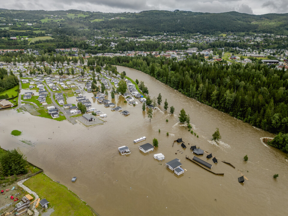 Deler av Dokka camping er helt oversvømt av vann etter at Dokkaelva har gått over sine bredder. Ekstremværet «Hans» har truffet Østlandet med kraftig regnvær og Meteorologisk institutt har sendt ut rødt farevarsel for svært kraftig regn, flom og jordskred i Viken nord for Oslo, Innlandet og deler av Trøndelag. Foto: Stian Lysberg Solum / NTB Deler av Dokka camping er helt oversvømt av vann etter at Dokkaelva har gått over sine bredder. Ekstremværet «Hans» har truffet Østlandet med kraftig regnvær og Meteorologisk institutt har sendt ut rødt farevarsel for svært kraftig regn, flom og jordskred i Viken nord for Oslo, Innlandet og deler av Trøndelag. Foto: Stian Lysberg Solum / NTB