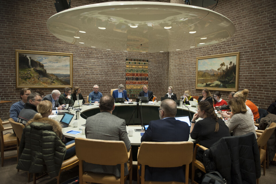 Folk stoler mer på ordføreren og kommunestyret enn på regjeringen og Stortinget, skriver forskerne ved ISF. Bildet er fra et formannskapsmøte i Sandefjord. Folk stoler mer på ordføreren og kommunestyret enn på regjeringen og Stortinget, skriver forskerne ved ISF. Bildet er fra et formannskapsmøte i Sandefjord.
