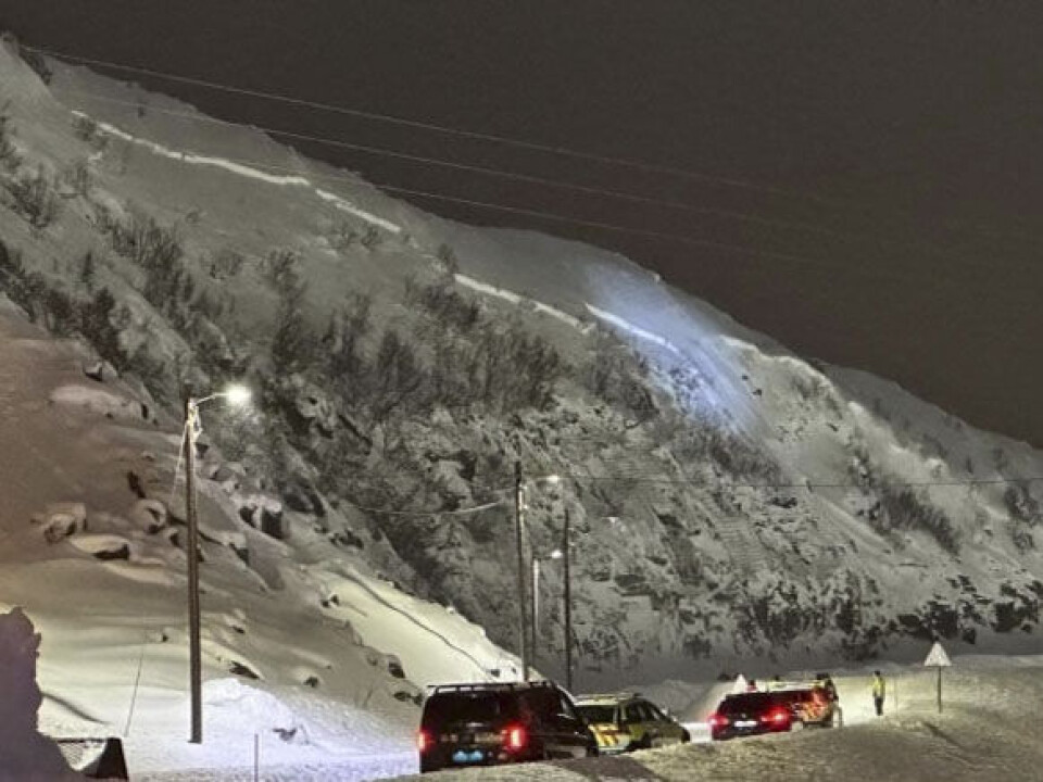 En bil ble tirsdag ettermiddag tatt av et snøskred over riksvei 94 inn til Hammerfest. Personene i bilen kom seg ut, men nå er hele byen isolert. En bil ble tirsdag ettermiddag tatt av et snøskred over riksvei 94 inn til Hammerfest. Personene i bilen kom seg ut, men nå er hele byen isolert.
