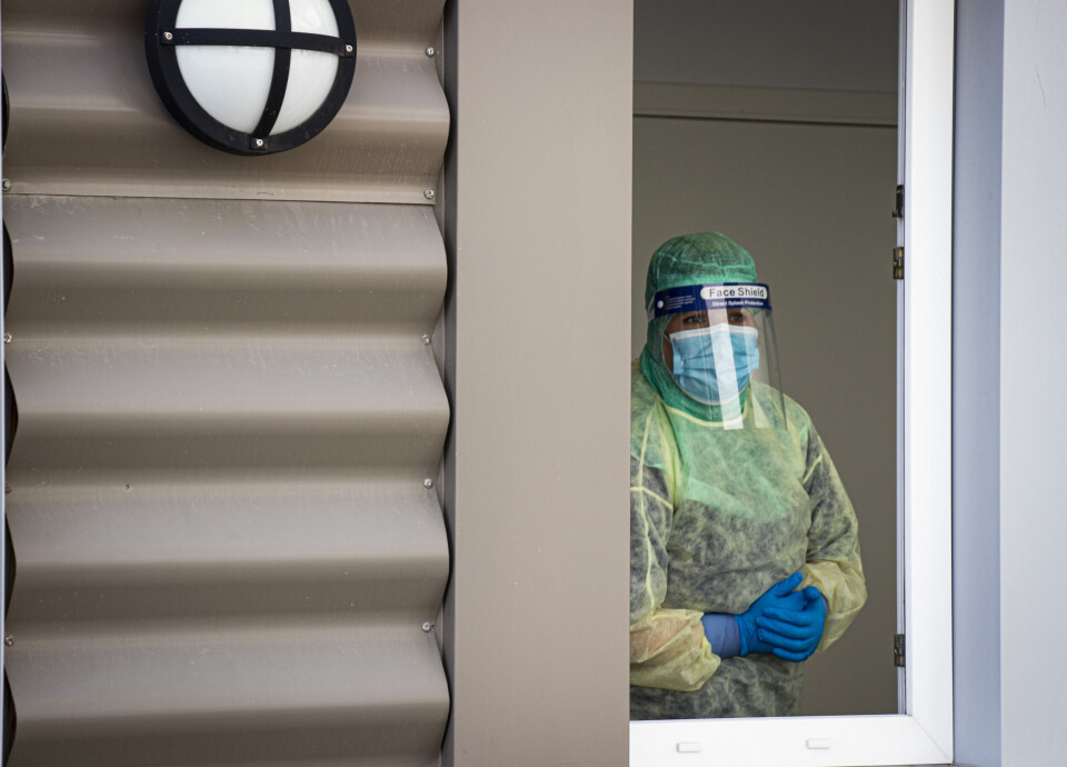 Ved neste pandemi vil regjeringen kunne innføre karantene og isolasjon uten at det trenger å gå gjennom Stortinget. Her fra koronapandemien, da de ansatte ved koronasenteret i Fredrikstad stilte i fullt smittevernutstyr for hver nye de skulle teste. Ved neste pandemi vil regjeringen kunne innføre karantene og isolasjon uten at det trenger å gå gjennom Stortinget. Her fra koronapandemien, da de ansatte ved koronasenteret i Fredrikstad stilte i fullt smittevernutstyr for hver nye de skulle teste.