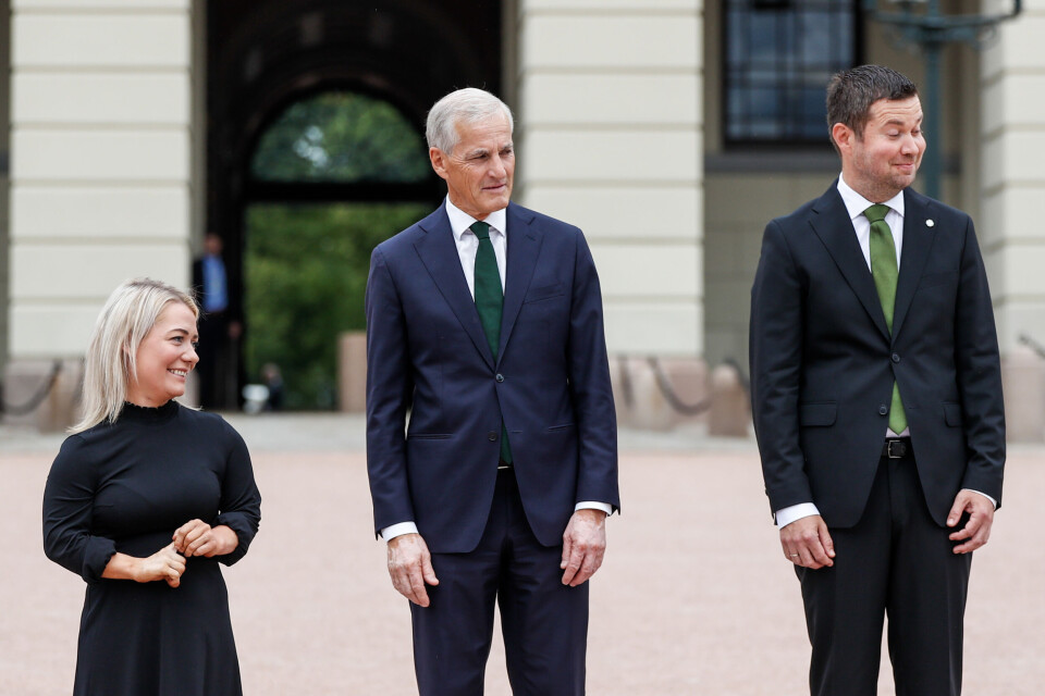 Sandra Borch (Sp), nyutnevnt forsknings- og høyere utdanningsminister, og ny landbruksminister Geir Pollestad (Sp) på Slottsplassen sammen med statsminister Jonas Gahr Støre (Ap). Sandra Borch (Sp), nyutnevnt forsknings- og høyere utdanningsminister, og ny landbruksminister Geir Pollestad (Sp) på Slottsplassen sammen med statsminister Jonas Gahr Støre (Ap).