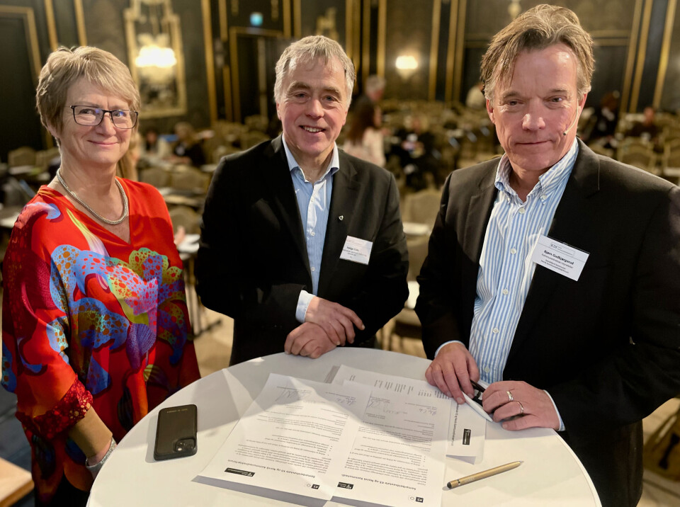Norsk Kommunedirektørforum og KS fornyet nylig sin samarbeidsavtale. Fra venstre daglig leder Gudrun Grindaker, områdedirektør Helge Eide i KS og styreleder i forumet, Bjørn Gudbjørgsrud, kommunedirektør i Sandefjord. Norsk Kommunedirektørforum og KS fornyet nylig sin samarbeidsavtale. Fra venstre daglig leder Gudrun Grindaker, områdedirektør Helge Eide i KS og styreleder i forumet, Bjørn Gudbjørgsrud, kommunedirektør i Sandefjord.
