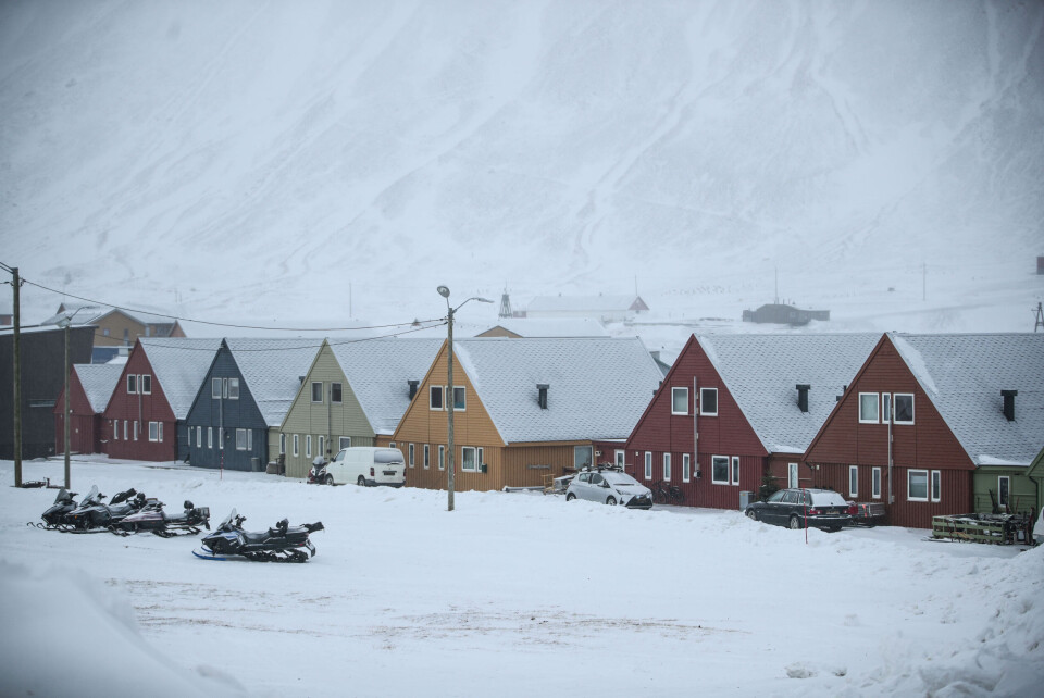 Overgangen fra kullkraft til diesel i Longyearbyen koster 100 millioner mer i året enn beregnet. Overgangen fra kullkraft til diesel i Longyearbyen koster 100 millioner mer i året enn beregnet.