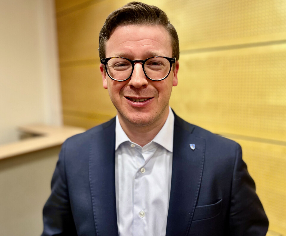 Staten må bidra med minst 2 milliarder kroner til fylkesveiene årlig, mener leder av fylkesordførerkollegiet Ole Ueland (H). Staten må bidra med minst 2 milliarder kroner til fylkesveiene årlig, mener leder av fylkesordførerkollegiet Ole Ueland (H).