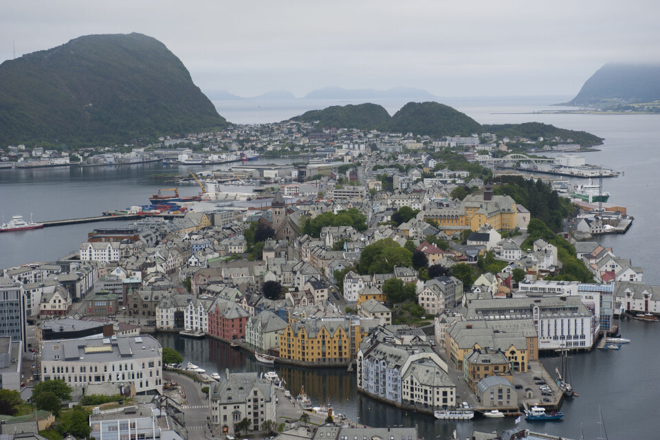 Ålesund kommune vurderer å innføre en slags indirekte turistskatt ved å kreve penger fra havnevesenet for hver enkelt cruiseturist. Ålesund kommune vurderer å innføre en slags indirekte turistskatt ved å kreve penger fra havnevesenet for hver enkelt cruiseturist.