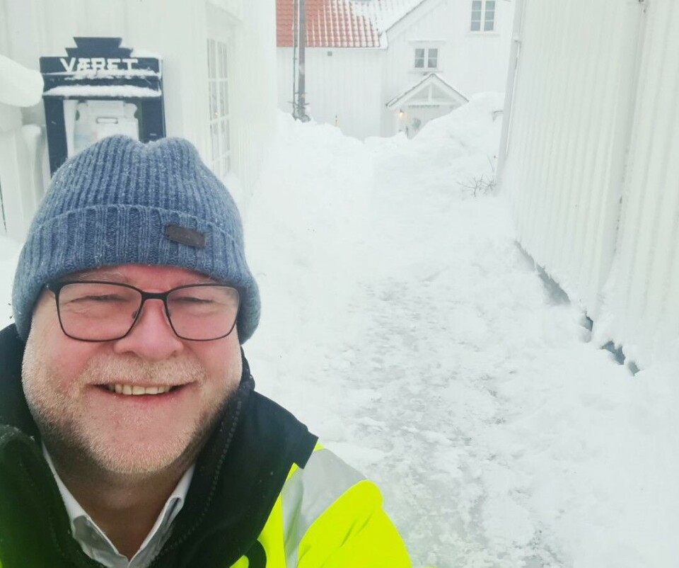 Ordfører i Risør, Kai Strat (H), sier han har full respekt for at folk føler seg utrygge når snøen ligger midt på vinduet. Ordfører i Risør, Kai Strat (H), sier han har full respekt for at folk føler seg utrygge når snøen ligger midt på vinduet.