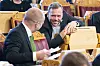 SV-leder Audun Lysbakken (t.h.) og leder i Senterpartiet Trygve Slagsvold Vedum i stortingssalen i forbindelse med regjeringens fremleggelse av statsbudsjettet for 2019. I år er det finansminister Vedum som skal legge fram forslag til statsbudsjett. Det blir tøft etter noen år hvor ekstramilliarder til koronatiltak og strømstøtte har sittet løst. Bedre blir det ikke med et kampklart SV som budsjettpartner i Stortinget.