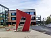 Taket på Tiller videregående skole i Trondheim er dekket med solceller. I kjelleren samles energien i brukte elbilbatterier.