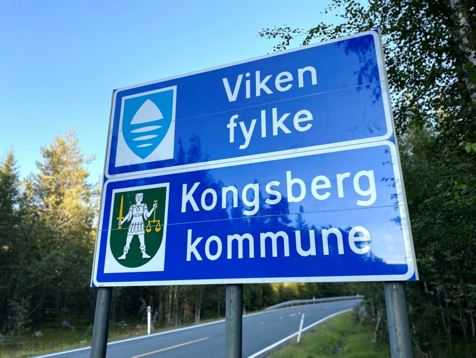Kanskje blir det øverste av disse to skiltene erstattet med noe annet? Kanskje blir det øverste av disse to skiltene erstattet med noe annet?