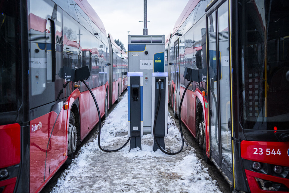 Lave temperaturer skaper utfordringer for elektriske busser. Her lader busser på Strømsveien ved Alnabru. Lave temperaturer skaper utfordringer for elektriske busser. Her lader busser på Strømsveien ved Alnabru.