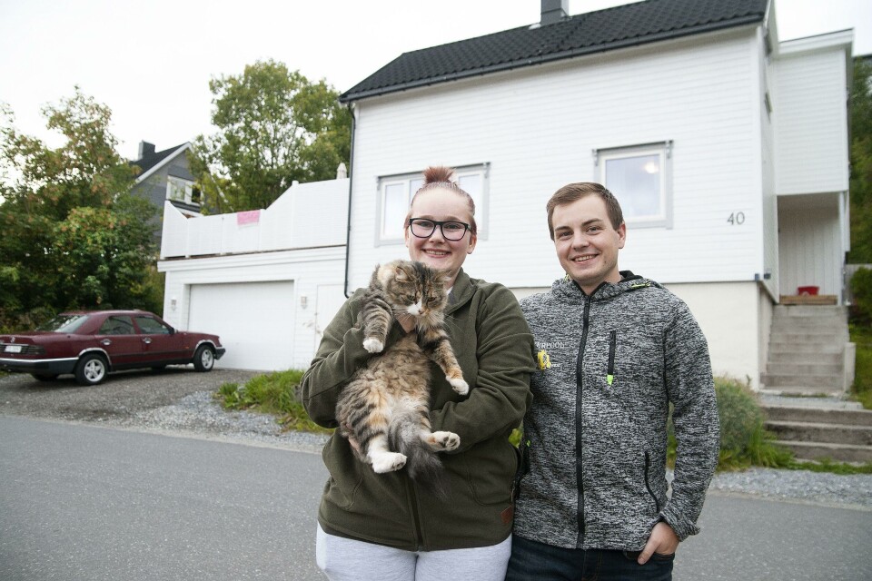 Terese Hammerheivik og Adrian Liverpool Einhaug fikk 200.000 kroner fra Hemnes kommune i etablererstøtte da de kjøpte hus i kommunen. De ønsker å bli boende. Terese Hammerheivik og Adrian Liverpool Einhaug fikk 200.000 kroner fra Hemnes kommune i etablererstøtte da de kjøpte hus i kommunen. De ønsker å bli boende.