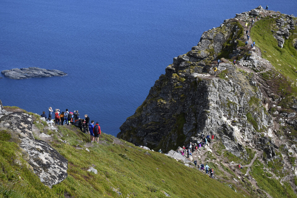 Dessverre er det ikke bare penger turistene i Lofoten legger igjen. Både søppel og avføring havner der det ikke skal – i naturen, skriver Cecilie Hegge. Dessverre er det ikke bare penger turistene i Lofoten legger igjen. Både søppel og avføring havner der det ikke skal – i naturen, skriver Cecilie Hegge.