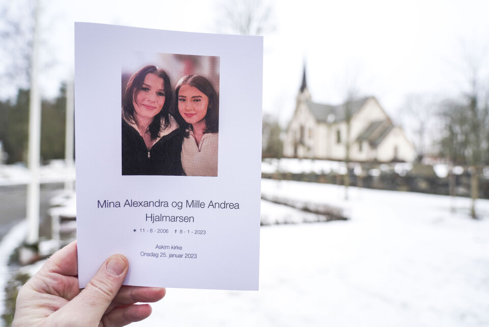 Tvillingene Mina Alexandra og Mille Andrea Hjalmarsen ble gravlagt fra Askim kirke etter å ha blitt funnet døde i Spydeberg. Onsdag kom en tilsynsrapport i saken. Tvillingene Mina Alexandra og Mille Andrea Hjalmarsen ble gravlagt fra Askim kirke etter å ha blitt funnet døde i Spydeberg. Onsdag kom en tilsynsrapport i saken.