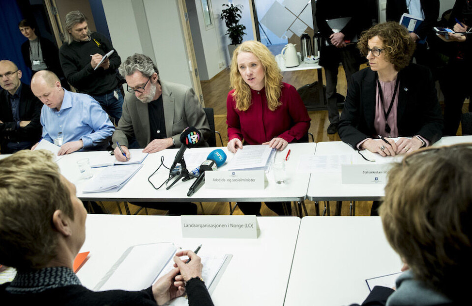 Det vanskeligste i forhandlingene, som ledes av arbeids- og sosialminister Anniken Hauglie (i midten), har nok vært å bli enige om en tidligpensjonsordning, skriver Jan Inge Krossli. Foto: Vidar Ruud, NTB scanpix Det vanskeligste i forhandlingene, som ledes av arbeids- og sosialminister Anniken Hauglie (i midten), har nok vært å bli enige om en tidligpensjonsordning, skriver Jan Inge Krossli. Foto: Vidar Ruud, NTB scanpix