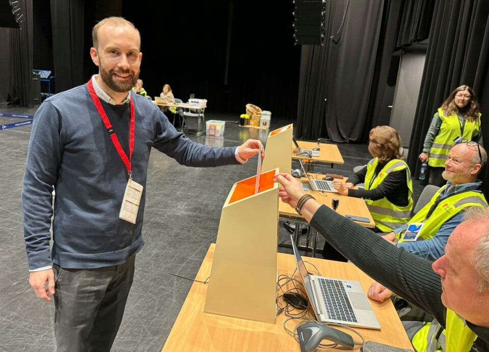 Simen Nord (H), ordfører i Moss, gir sin stemme til Høyre. Han er en av de få velgerne som var innom stemmelokalet i samfunnssalen i formiddag. Simen Nord (H), ordfører i Moss, gir sin stemme til Høyre. Han er en av de få velgerne som var innom stemmelokalet i samfunnssalen i formiddag.