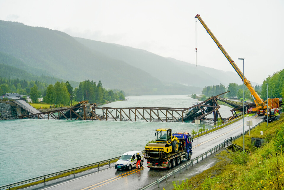 Det er ikke bare enkelt å sette opp en midlertidig bru over Lågen, der Tretten bru sto. Det er ikke bare enkelt å sette opp en midlertidig bru over Lågen, der Tretten bru sto.