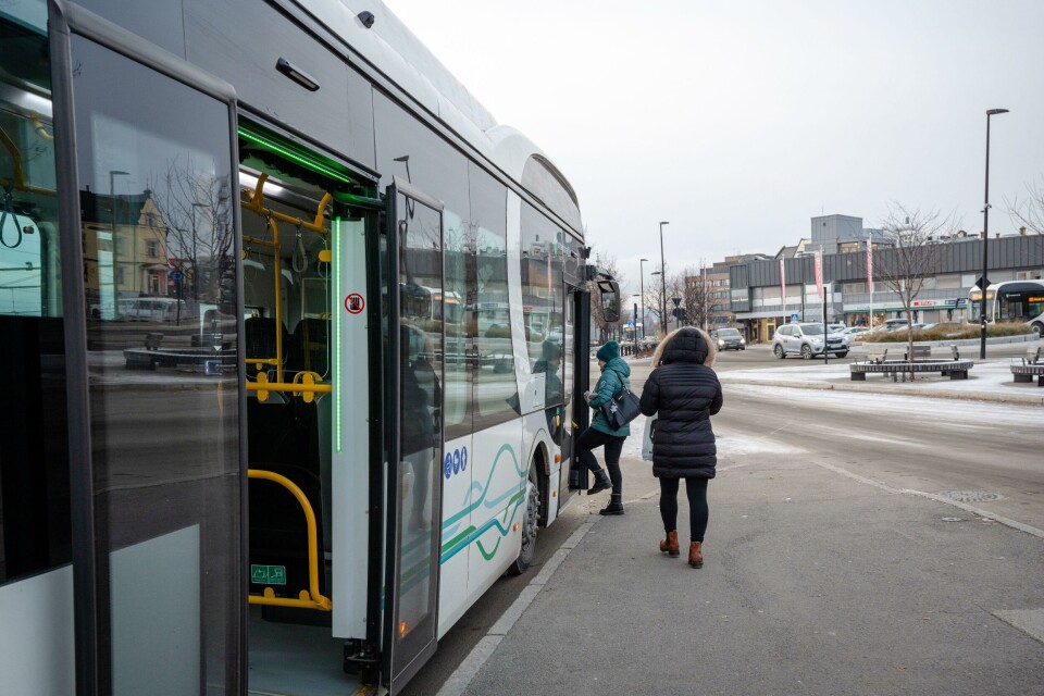 Klimakravet for bybusser skulle egentlig trådt i kraft fra 1. januar 2025, men blir nå fremskyndet til 1. januar 2024. Klimakravet for bybusser skulle egentlig trådt i kraft fra 1. januar 2025, men blir nå fremskyndet til 1. januar 2024.