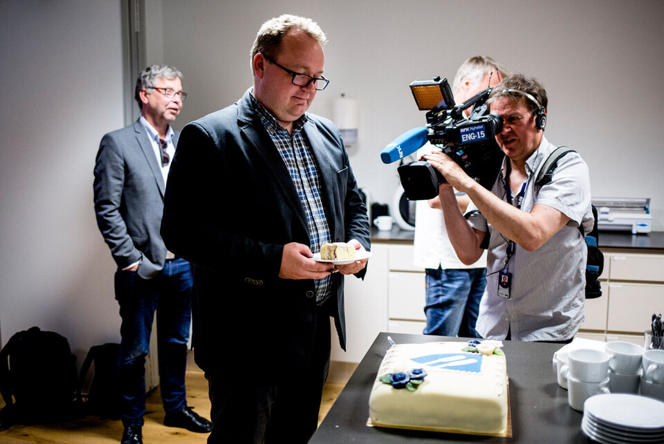 Ordfører Stian Herøy (H) fikk kake og medienes oppmerksomhet da Fedje ble kåret til beste kommune i Forbrukerrådets test for 2016. Foto: Magnus Knutsen Bjørke Ordfører Stian Herøy (H) fikk kake og medienes oppmerksomhet da Fedje ble kåret til beste kommune i Forbrukerrådets test for 2016. Foto: Magnus Knutsen Bjørke