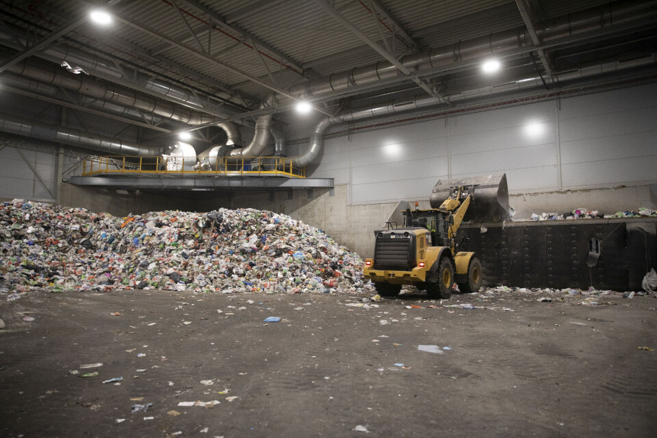 Norske innbyggere betaler for plastprodusentenes miljøsynder, mener debattanten. Bildet er fra IVAR ettersorteringsanlegg Forus. Norske innbyggere betaler for plastprodusentenes miljøsynder, mener debattanten. Bildet er fra IVAR ettersorteringsanlegg Forus.