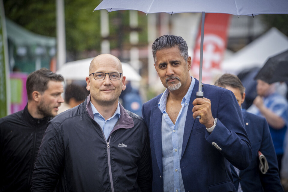 Nestleder i Venstre Abid Raja (t.h.) stiller seg ved lærernes side. Han mener yrket er Norges viktigste. Her står han sammen med lederen i Utdanningsforbundet, Steffen Handal, på gata i Arendal. Nestleder i Venstre Abid Raja (t.h.) stiller seg ved lærernes side. Han mener yrket er Norges viktigste. Her står han sammen med lederen i Utdanningsforbundet, Steffen Handal, på gata i Arendal.