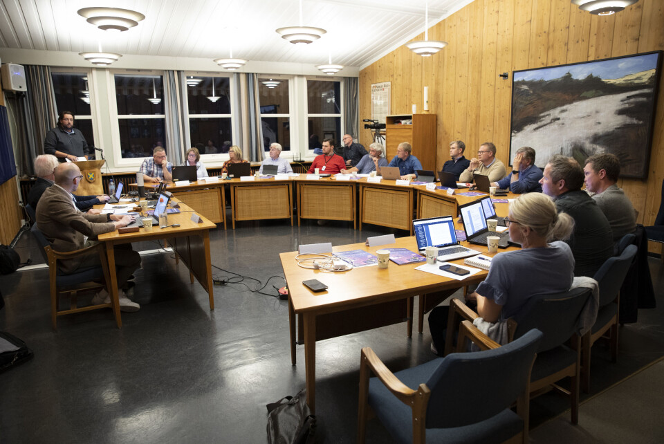 Sist høst ble nærmere 11.000 folkevalgte valgt inn i 357 kommunestyrer og 14 fylkesting. Det er en anledning til å løfte fram arbeidet med etikk og antikorrupsjon, og gi det en politisk forankring, skriver Tora Aasland, leder i kommunesektorens etikkutvalg. Bildet er fra et kommunestyremøte i Krødsherad i 2022. Sist høst ble nærmere 11.000 folkevalgte valgt inn i 357 kommunestyrer og 14 fylkesting. Det er en anledning til å løfte fram arbeidet med etikk og antikorrupsjon, og gi det en politisk forankring, skriver Tora Aasland, leder i kommunesektorens etikkutvalg. Bildet er fra et kommunestyremøte i Krødsherad i 2022.