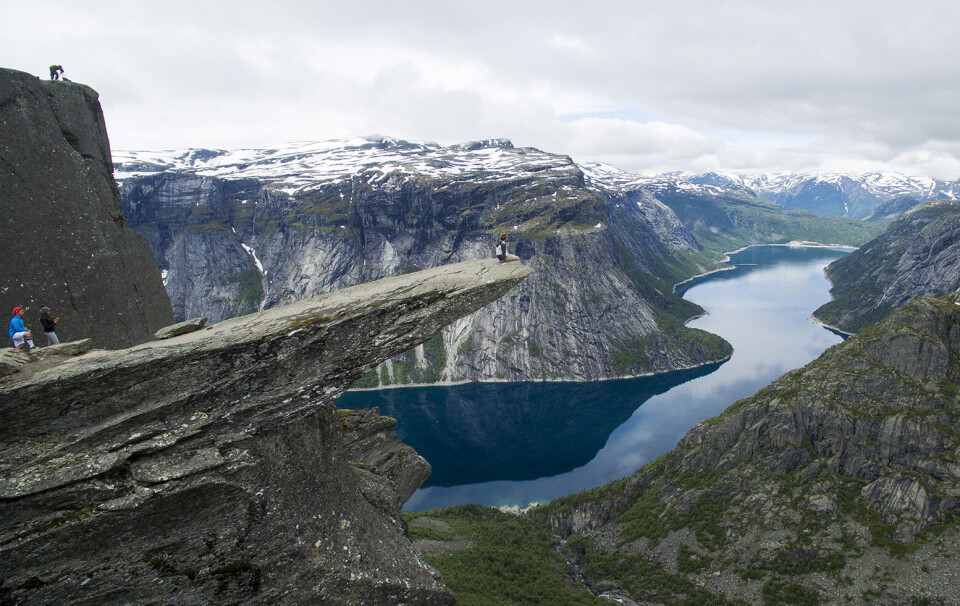 Ordfører i Odda kommune skal i sommer vie et par på toppen av Trolltunga. Flere ordførere landet rund skal delta i spektakulære seremonier. Foto: Tore Meek / NTB scanpix Ordfører i Odda kommune skal i sommer vie et par på toppen av Trolltunga. Flere ordførere landet rund skal delta i spektakulære seremonier. Foto: Tore Meek / NTB scanpix