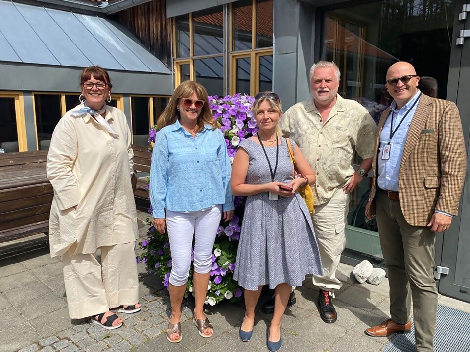 Sommerlig, men ingen shorts på Hvaler rådhus: F.v. fagleder HR Heidi Anita Pedersen, kvalitetskoordinator Lise Krogstad, enhetsleder Trude Irgens, økonomisjef Karsten Hauge, HR-sjef Michael Rummelhoff. Sistnevnte uten slips, men med tweed-blazer. Sommerlig, men ingen shorts på Hvaler rådhus: F.v. fagleder HR Heidi Anita Pedersen, kvalitetskoordinator Lise Krogstad, enhetsleder Trude Irgens, økonomisjef Karsten Hauge, HR-sjef Michael Rummelhoff. Sistnevnte uten slips, men med tweed-blazer.