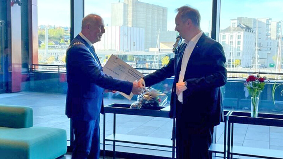 Sandnes-ordfører Stanley Wirak (Ap) mottar trafikksikkerhetspris fra samferdselsminister Jon-Ivar Nygård (Ap). Sandnes-ordfører Stanley Wirak (Ap) mottar trafikksikkerhetspris fra samferdselsminister Jon-Ivar Nygård (Ap).