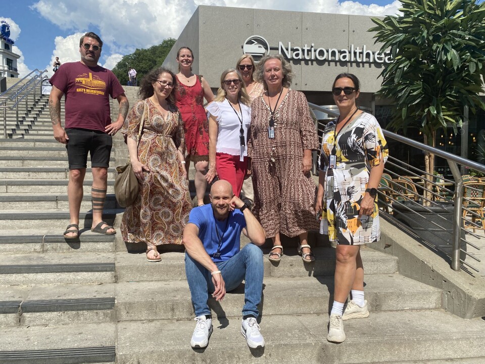 Shorts? Bar mage? Slik kler Kommune-Norge seg i varmen Lurer du etter dette på hvordan vi kler oss i Kommunal Rapport? På en solvarm sommerdag kan vi for eksempel se slik ut. Noen i shorts, noen i kjole, noen i T-skjorte og noen i sandaler.