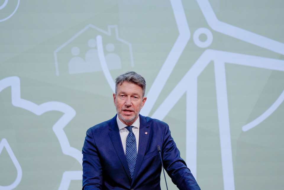 Olje- og energiminister Terje Aasland (Ap) vil ha et nytt forvaltningsvedtak slik at vindkraft og reindrift kan leve side om side på Fosen, bekreftet han overfor NTB. Olje- og energiminister Terje Aasland (Ap) vil ha et nytt forvaltningsvedtak slik at vindkraft og reindrift kan leve side om side på Fosen, bekreftet han overfor NTB.