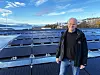 Energirådgiver Ole Arne Torsvik i Bodø kommune har gått systematisk til verks for å spare energi og produsere fornybar energi i kommunens 80 bygg. Bildet er fra Mørkvedbukta skole og barnehage, som har solceller på nær 600 kvadratmeter på taket.