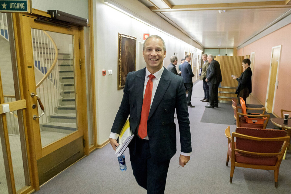 Det går mot utsettelse av finansdebatten i Stortinget, bekreftet finanskomiteens leder Hans Olav Syversen (KrF) overfor NTB. Her er Syversen på vei ut av et forhandlingsmøte mandag denne uken om neste års statsbudsjett. Foto: Ole Gunnar Onsøien / NTB scanpix Det går mot utsettelse av finansdebatten i Stortinget, bekreftet finanskomiteens leder Hans Olav Syversen (KrF) overfor NTB. Her er Syversen på vei ut av et forhandlingsmøte mandag denne uken om neste års statsbudsjett. Foto: Ole Gunnar Onsøien / NTB scanpix