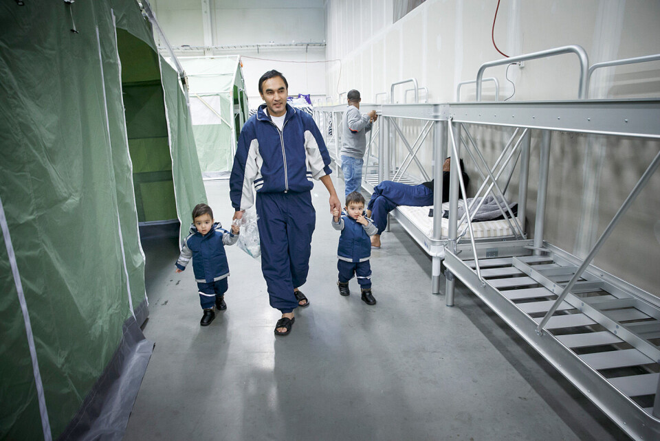 Ghulam Sarwar og tvillingsønnene hans Maihan og Maiwand på 17 måneder har vært på ankomstmottaket i Råde i snart et døgn. Familien som flyktet fra Afghanistan, ble splittet under flukten og moren til guttene klarte å komme alene til Norge for 25 dager siden. Foto: Heiko Junge / NTB scanpix Ghulam Sarwar og tvillingsønnene hans Maihan og Maiwand på 17 måneder har vært på ankomstmottaket i Råde i snart et døgn. Familien som flyktet fra Afghanistan, ble splittet under flukten og moren til guttene klarte å komme alene til Norge for 25 dager siden. Foto: Heiko Junge / NTB scanpix