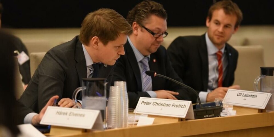 Høyres Peter Christian Frølich (t.v.) var saksordfører da Stortinget vedtok å gi adgang til å hemmeligholde all informasjon om såkalte forberedende møter i byråd og fylkesråd. Foto: Lisa Rypeng Høyres Peter Christian Frølich (t.v.) var saksordfører da Stortinget vedtok å gi adgang til å hemmeligholde all informasjon om såkalte forberedende møter i byråd og fylkesråd. Foto: Lisa Rypeng