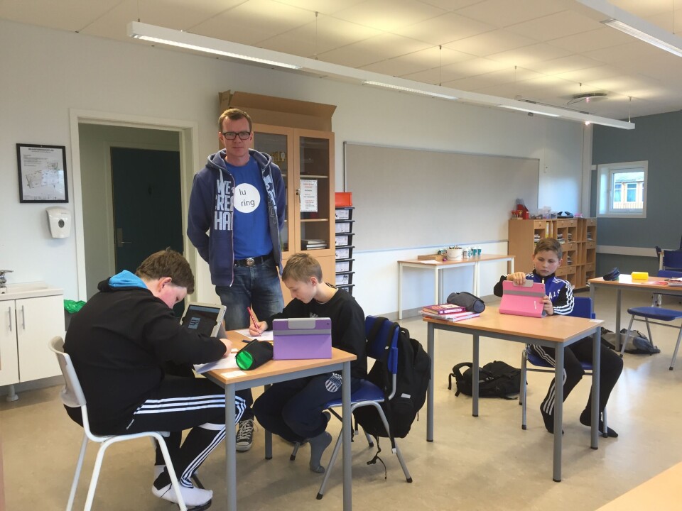 Øyvind Karlsen har undervist i 16 år. Nå er han lærer for blant annet Johannes Stene (t.v.), Sivert Johansen og Aksel Solfjeld på 7. trinn på Dønna skole i Nordland, men er ikke lenger kvalifisert til å undervise dem i matematikk siden han mangler studiepoeng. Foto: Gerd Anine Johansen Øyvind Karlsen har undervist i 16 år. Nå er han lærer for blant annet Johannes Stene (t.v.), Sivert Johansen og Aksel Solfjeld på 7. trinn på Dønna skole i Nordland, men er ikke lenger kvalifisert til å undervise dem i matematikk siden han mangler studiepoeng. Foto: Gerd Anine Johansen