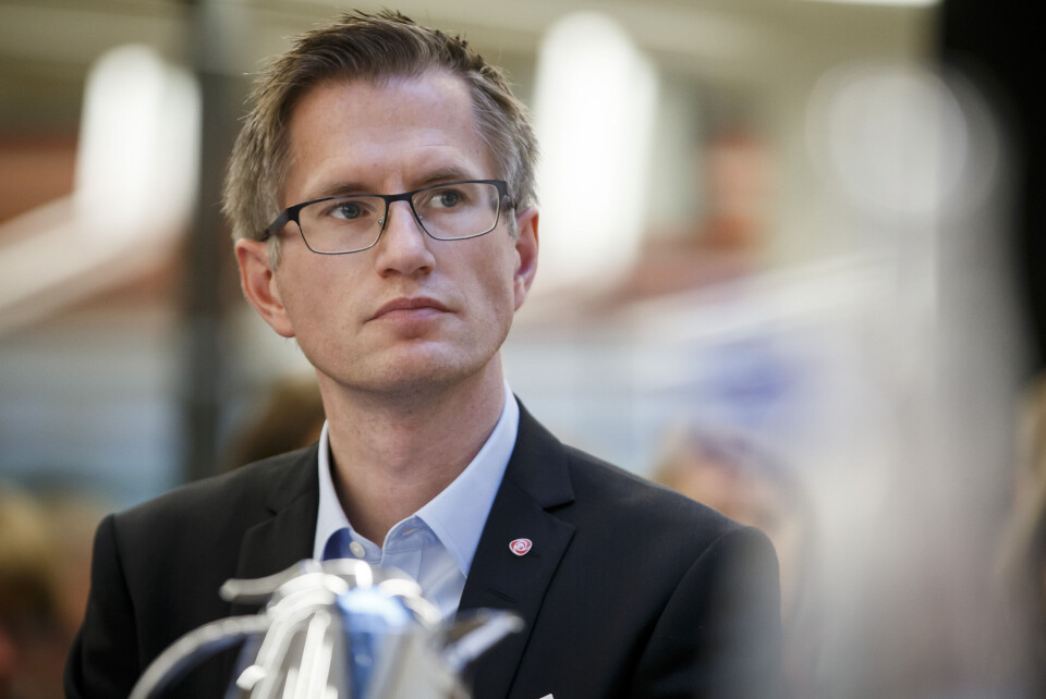 Arendal ordfører Robert Cornels Nordli (Ap) fikk en uvanlig utfordring valgdagen, da nynazister hang opp sperrebånd foran rådhuset. Arkivfoto: Heiko Junge / NTB scanpix Arendal ordfører Robert Cornels Nordli (Ap) fikk en uvanlig utfordring valgdagen, da nynazister hang opp sperrebånd foran rådhuset. Arkivfoto: Heiko Junge / NTB scanpix