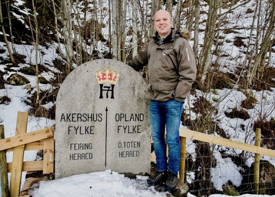 Senterpartiets leder Trygve Slagsvold Vedum ved en gammelt fylkesgrensestein på grensen mellom Oppland og Akershus, eller Innlandet og Viken, som det heter i 2020. Foto: Vidar Ruud, NTB scanpix Senterpartiets leder Trygve Slagsvold Vedum ved en gammelt fylkesgrensestein på grensen mellom Oppland og Akershus, eller Innlandet og Viken, som det heter i 2020. Foto: Vidar Ruud, NTB scanpix