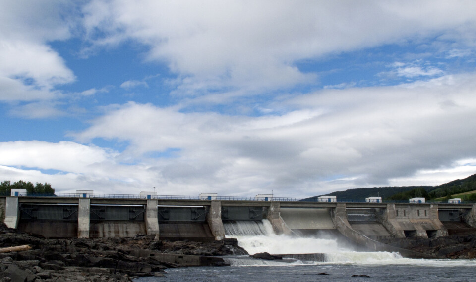 Vannkraftanlegg må neste år betale mer grunnrenteskatt, om forslaget til statsbudsjett blir vedtatt. Konsekvensen er at de samtidig slipper med lavere eiendomsskatt til kommunene. Illustrasjonsfoto fra Hunderfossen kraftstasjon i Gudbrandsdalslågen. Foto: Paul Kleiven / Scanpix Vannkraftanlegg må neste år betale mer grunnrenteskatt, om forslaget til statsbudsjett blir vedtatt. Konsekvensen er at de samtidig slipper med lavere eiendomsskatt til kommunene. Illustrasjonsfoto fra Hunderfossen kraftstasjon i Gudbrandsdalslågen. Foto: Paul Kleiven / Scanpix