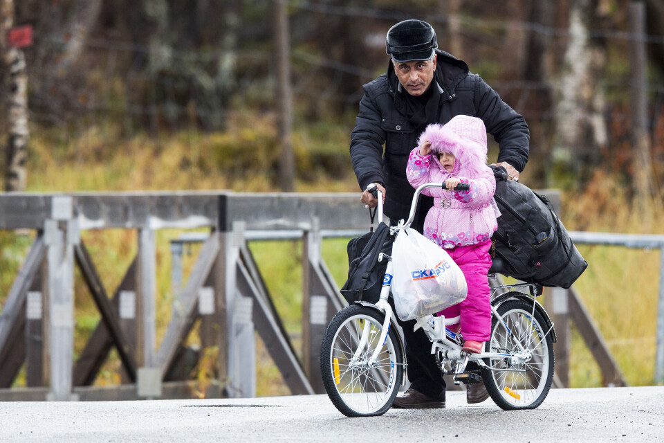 En mann triller en liten jente over grensen fra Russland til Norge på en sykkel uten luft i dekkene. Foto: Tore Meek / NTB scanpix En mann triller en liten jente over grensen fra Russland til Norge på en sykkel uten luft i dekkene. Foto: Tore Meek / NTB scanpix